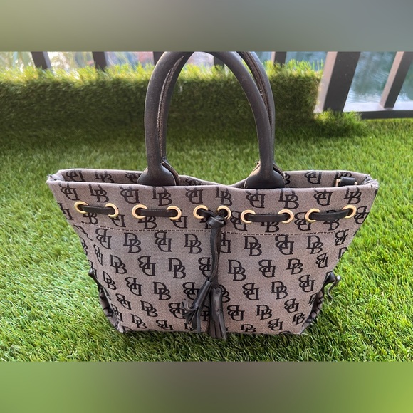Dooney & Bourke Handbags - Dooney and Burke Vintage Signature Y2K Purse‎